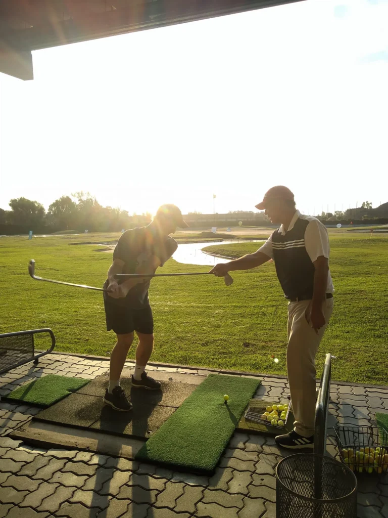 profesor de golf y alumno dirección del palo