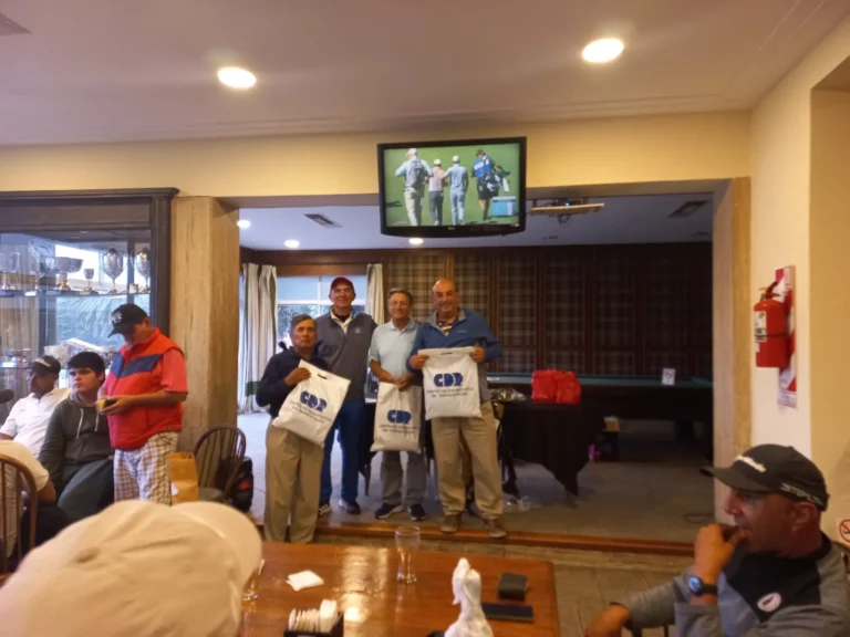 profesor con alumnos ganadores