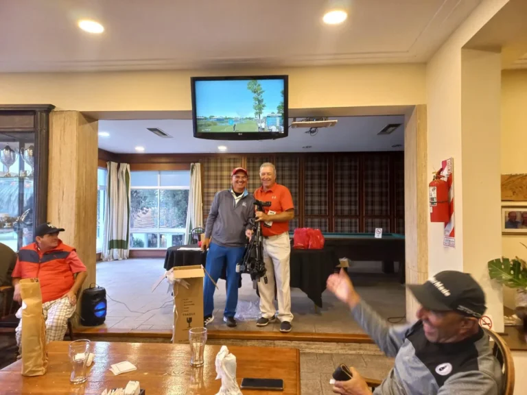 profesor con alumno ganador