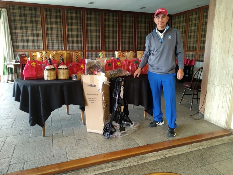 profesor con premios de golf