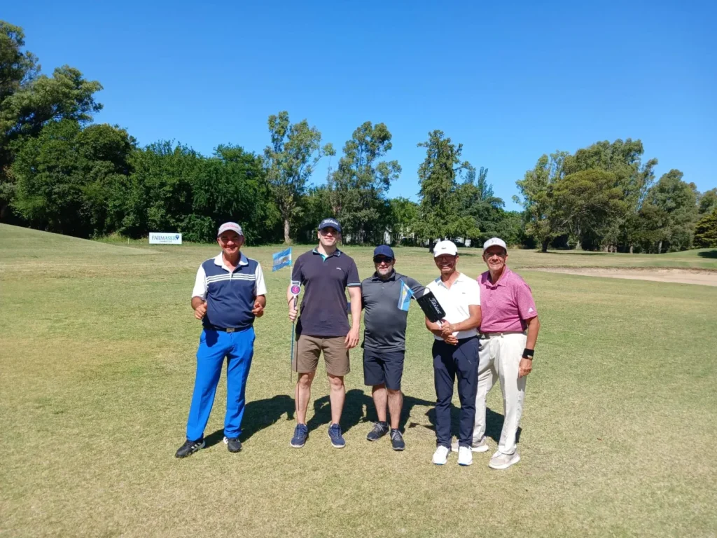 alumnos en un torneo de golf